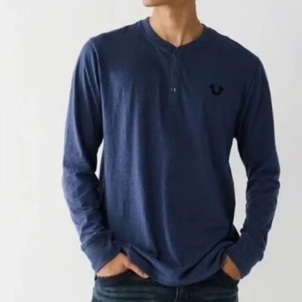 True Religion Men’s size Medium Navy Blue Horseshoe Logo Henley Shirt